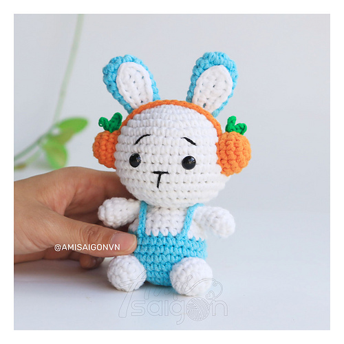 Ravelry: Rabbit with headphones pattern by Vui Vui