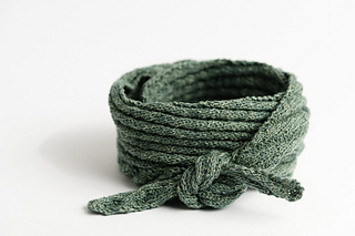 Knitted scarf made of organic yarn.