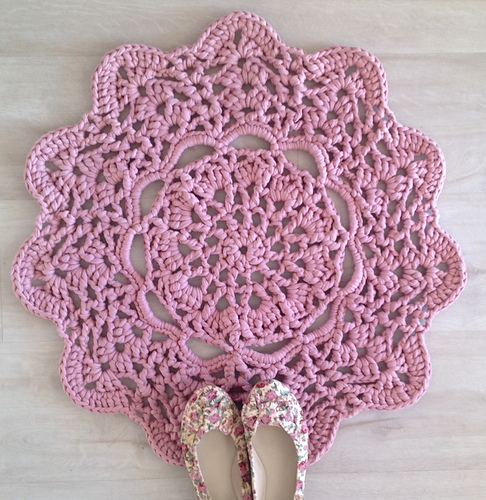 lacy doily t-shirt yarn rug photo 1