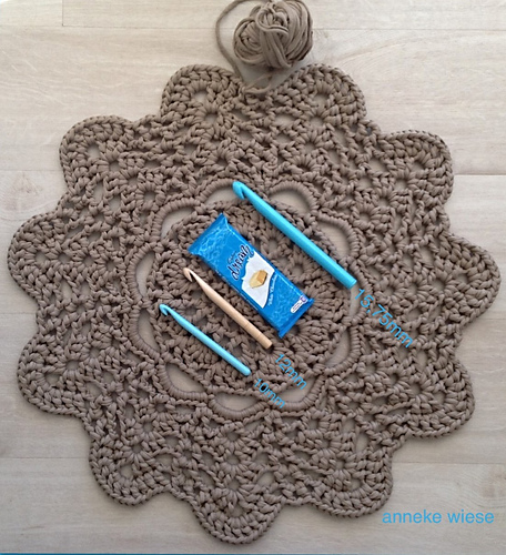 lacy doily t-shirt yarn rug photo 4