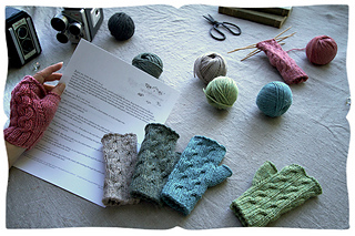 Ravelry: appleturnover cabled handwarmers pattern by elisa rathje