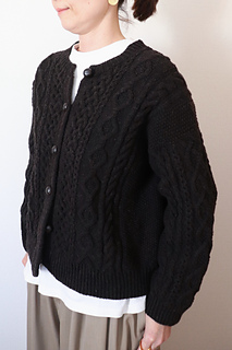 Wearing size S with 25 cm positive ease.