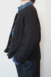 Wearing size S with 25 cm positive ease.