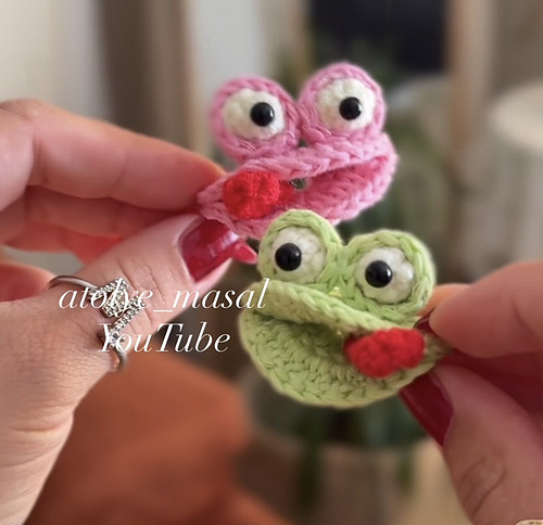 Frog Glasses Holder Brooch