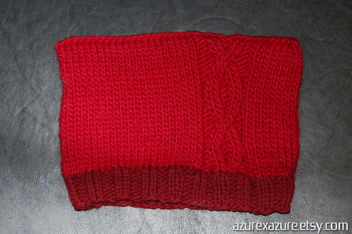 Koselig Lue med Kabelstripe - AZURE KNITS