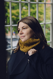 Shown in Gathering Yarn Merino Yak 'Golden' held with De Rerum Natura Bérénice ‘Dore’.