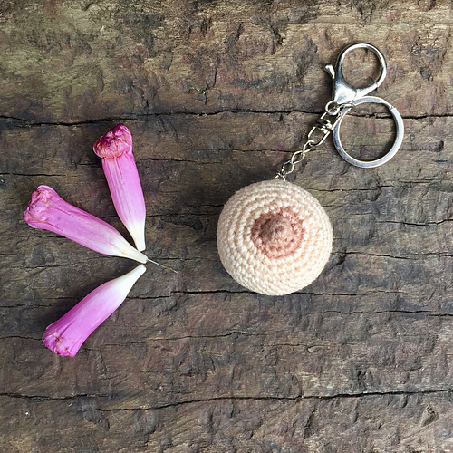 Crochet boob nøkkel-item - Isabela Bessa