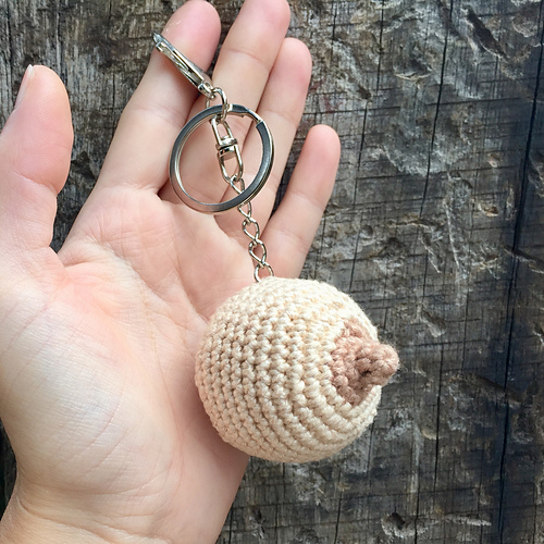 Crochet boob nøkkel-item - Isabela Bessa