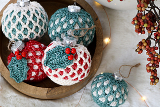 Moroccan Holly Bauble Set