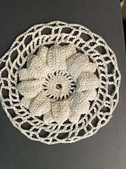 Completed double daisy center
Note: this is before i realized the pattern was trying to get me to make picots, picots included in final product