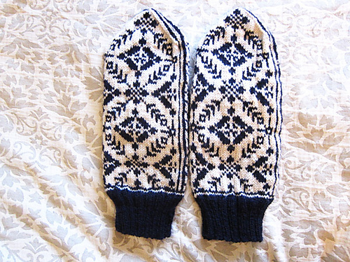 A variation on the traditional Norwegian Selbu mitten photo 4
