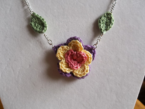 Crocheted Flower Necklace photo 3