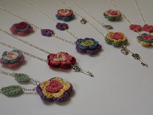 Crocheted Flower Necklace photo 2