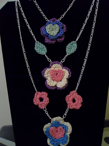 Crocheted Flower Necklace photo 4