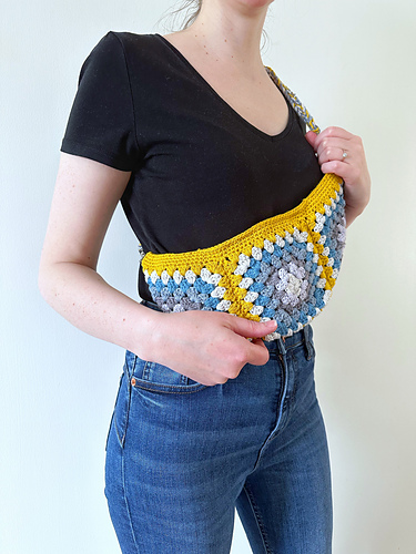 Classic Granny Square Body Bag photo 8