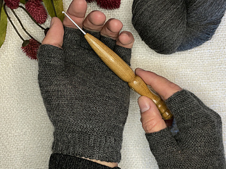 Plebeius Gloves - holding crochet hook