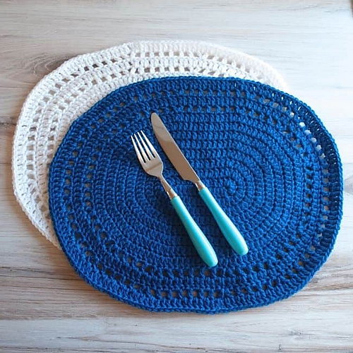 Ravelry Oval Placemat pattern by Suzanne Carlson