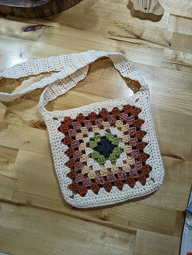 Mraz Pattern Ravelry: 238-9 Campus Crossbody Bag pattern by DROPS design