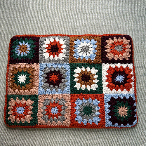 Die Granny Squares werden unsichtbar vernäht, damit die Farben zur Geltung kommen.