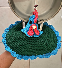 Rooster puppet pot holder in use.