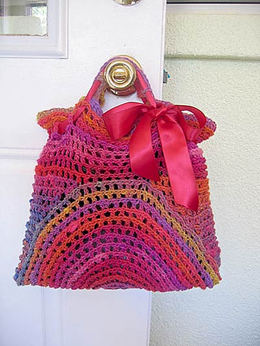 Ravelry: Half-Double Half-Circle Handbag pattern by Vashti Braha