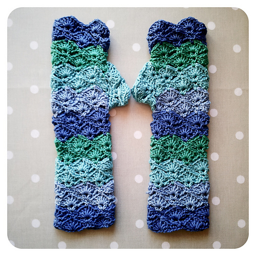 Gloves :: Wave Stitch Wristwarmer Mittens photo 1