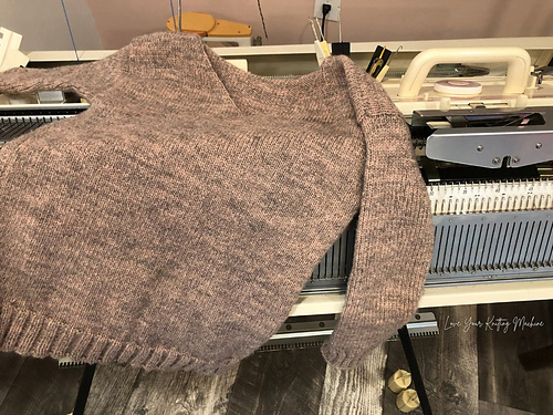 Maskinstrikk Blush V-hals Genser - Love Your Knitting Machine