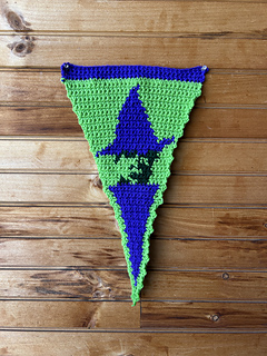 Make a pennant to decorate your home this Halloween!