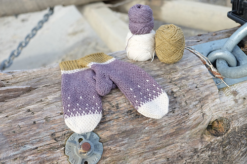 Ravelry: Yoki Mittens pattern by Ellissa Gilbert