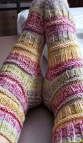 Lulu mit Nadel 3,5 und 8-fach Garn (2 Fäden 4-fach zusammen verstrickt)