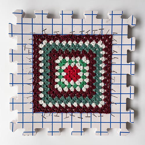 Granny Square Bordløper - Eleonora Cugini (Elendipity)