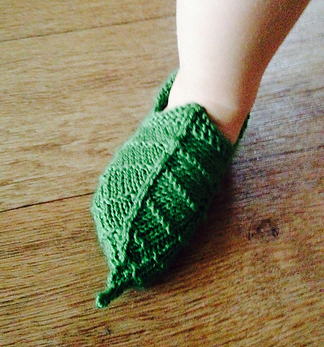 Ravelry: Elf Leaf Booties pattern by Natalia @ Elfmoda