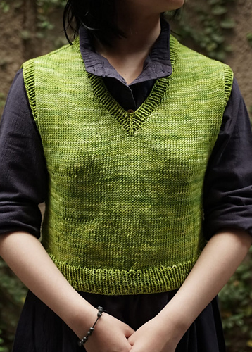 U NECK LEAF PATTERN KNIT VEST