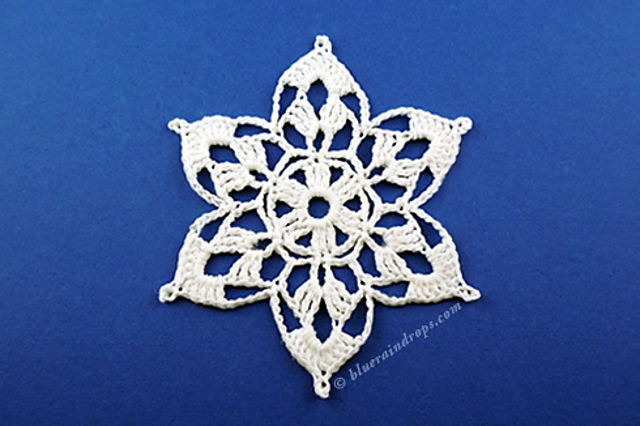 Cute snowflake motif 275
