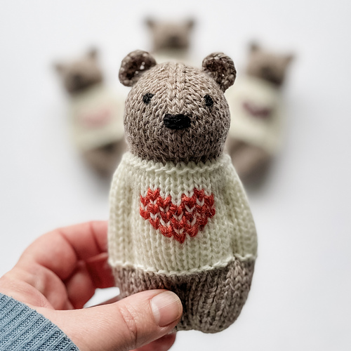 ravelry-love-teddy-flat-and-circular-knitting-pattern-by-esther