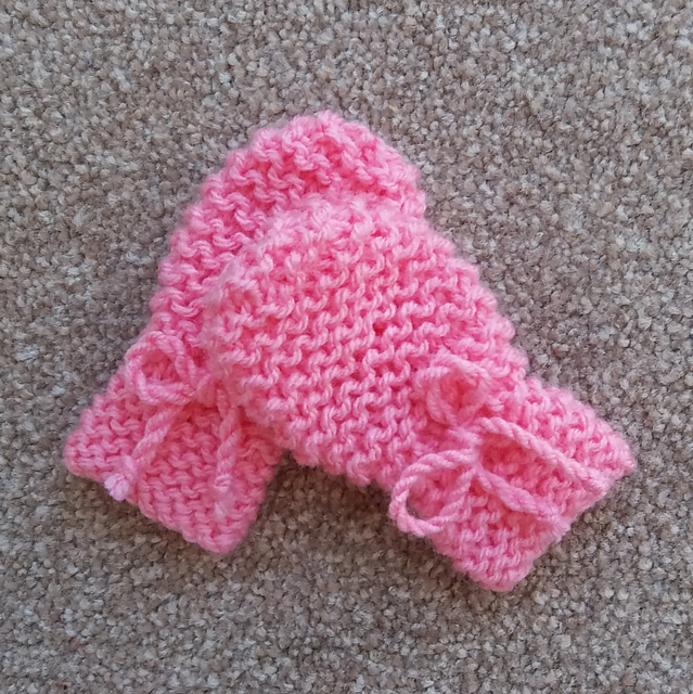 Ravelry Preemie Garter Mittens pattern by Esther Kate