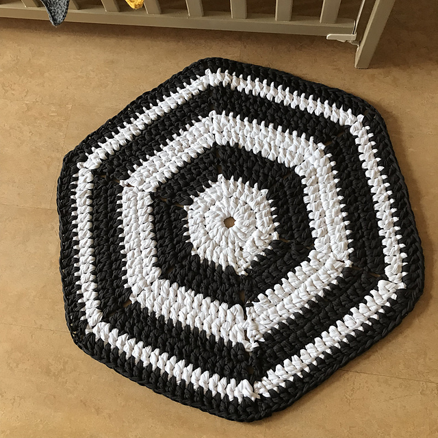 Ravelry Hexagon Rug pattern by Molla Mills