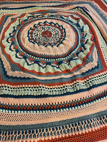 Fersken Mandala Strikket Teppe - Fela Duce