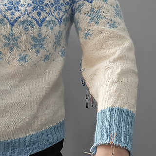 Bagginess in the sleeve around the elbow