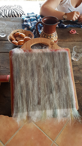 18 juillet : étape chez Naha, je ressors ma planche à mélanger pour faire quelques rolags