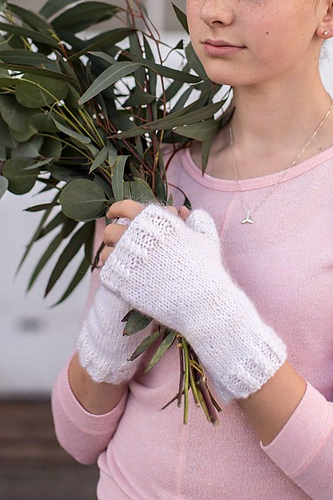 Mohair Mini Cable Mitts photo 1