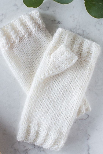 Mohair Mini Cable Mitts photo 5