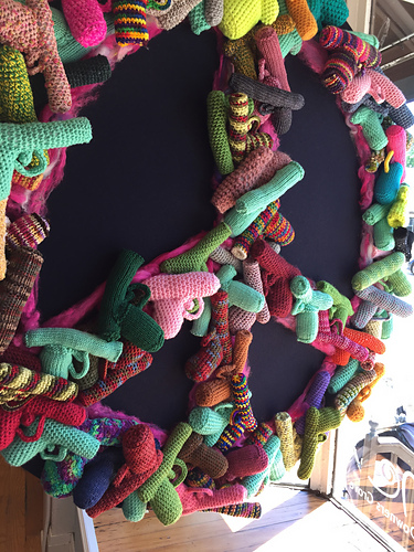 Strikkehåndarbeid: Crocheted Gun - Art For Peace - Kathy Ticho