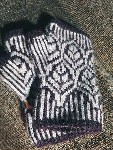 Hedgerow Fingerless Mittens photo 8