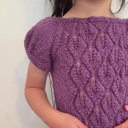 Ravelry: Løvfalltopp / Falling Leaves Top pattern by Strikkelisa