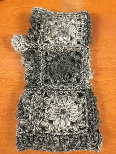 Puff Squares Fingerless Gloves photo 3