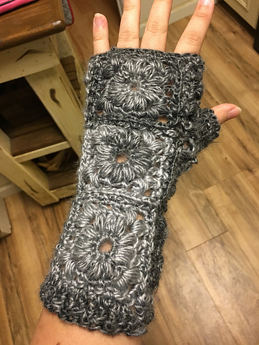 Puff Squares Fingerless Gloves photo 1