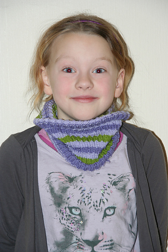 Lun hals i vrangbordstrikk - him