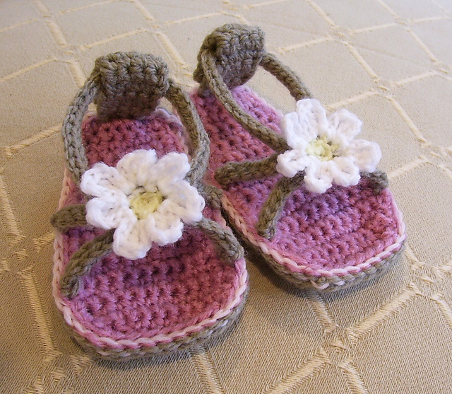 Ravelry: Daisy Baby Flip Flops pattern by Lisa van Klaveren
