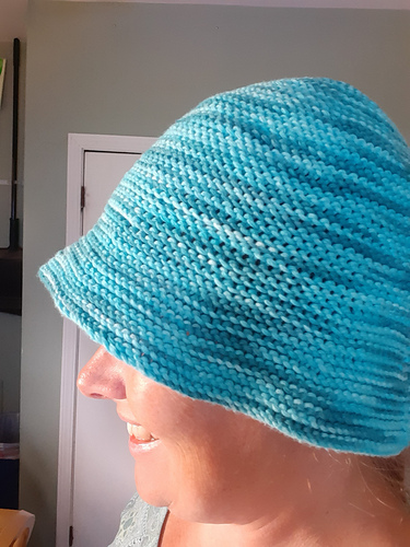 Lue med bøttebrem - Tammy Bishoff